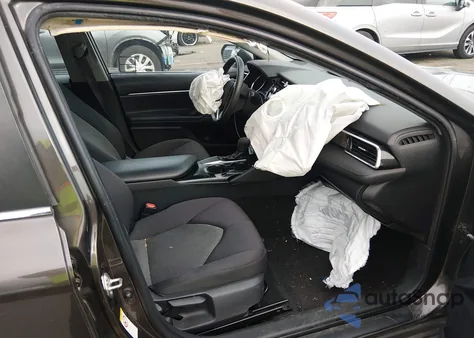 2018 Toyota Camry Le z USA, uszkodzony, nr VIN 4T1B11HK4JU574334